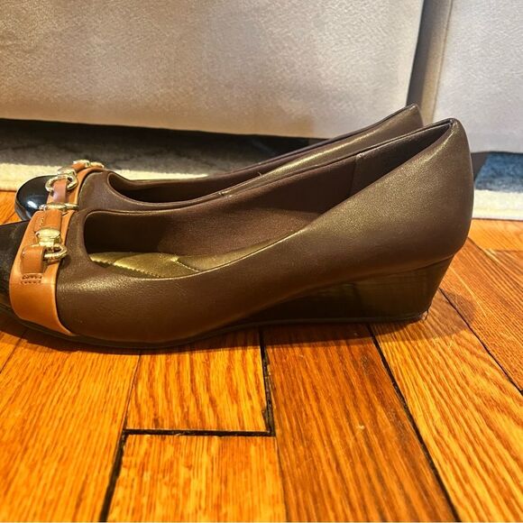 Kelly & Katie Brown Low Wedge Buckle Front Shoes Size 8.5 - Picture 2 of 8